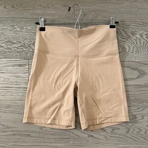 TnaBUTTER Sand Bluff Atmosphere High-Rise 7” Short Women's Cream Bike Shorts